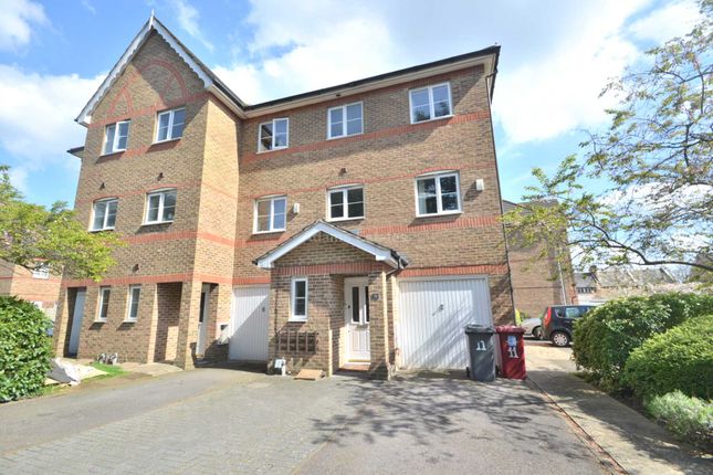 Thumbnail Town house to rent in Cintra Close, Reading