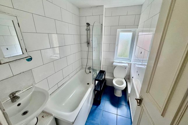 Room 5, 4 Pedlars Walk, London photo 3