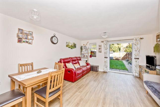45a Oak Close, Crawley photo 3