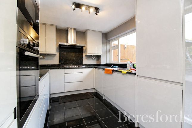 32, Pennyfields, Brentwood photo 5