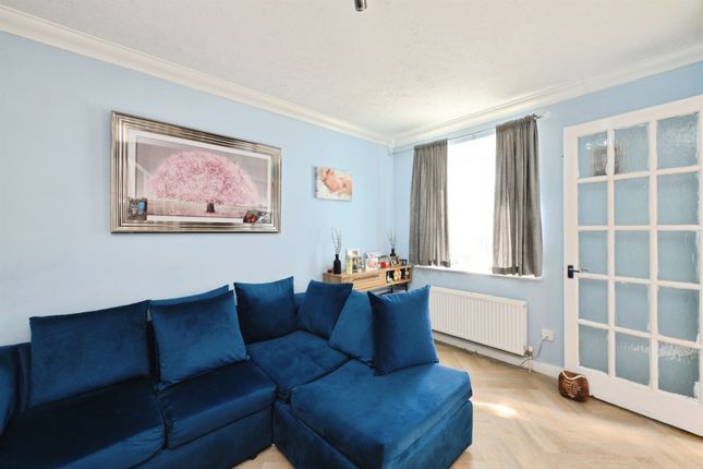 31s, Lunardi Court, Ware photo 2