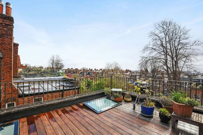 Flat for sale in Whitehall Park, London