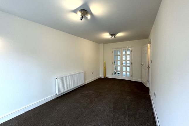 Town house to rent in London Road, Strood, Rochester