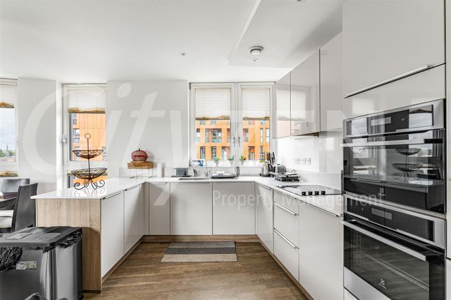 24 Cable Walk, London photo 2