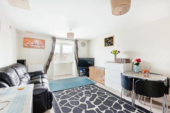 Thumbnail Flat for sale in Greenview Drive, London