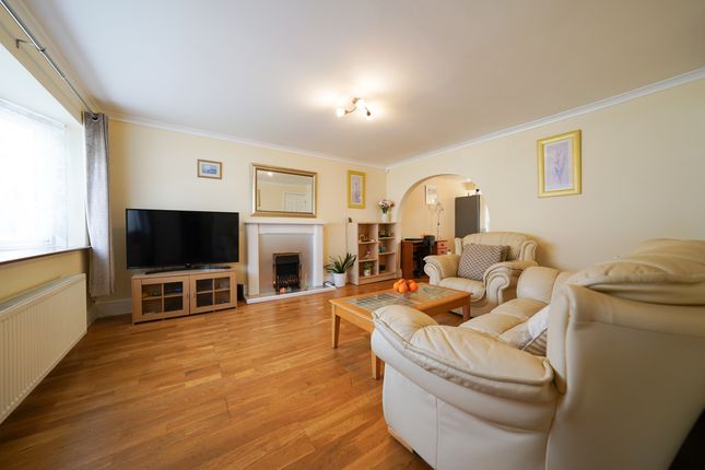 16 Farr Wood Close, Leicester photo 2