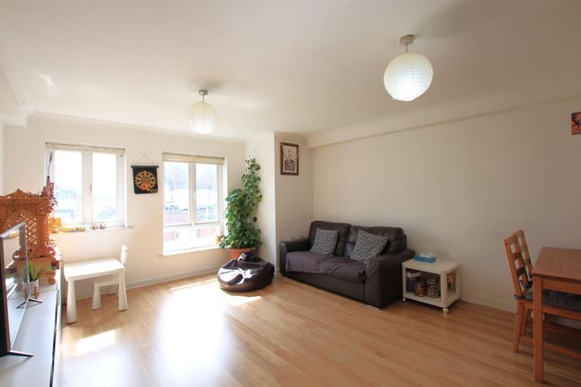 Flat for sale in Dominion Close, Hounslow