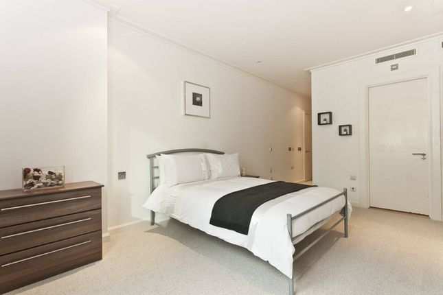 Flat to rent in Discovery Dock East, Canary Wharf, London