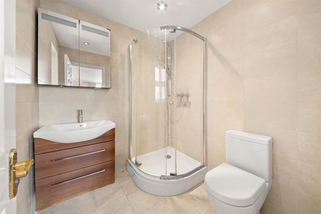 6, Holm Grove, Hillingdon photo 4