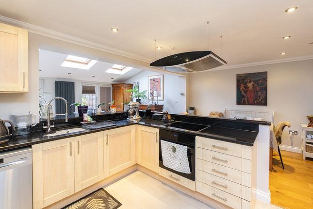 11, Westlees Close, Dorking photo 2