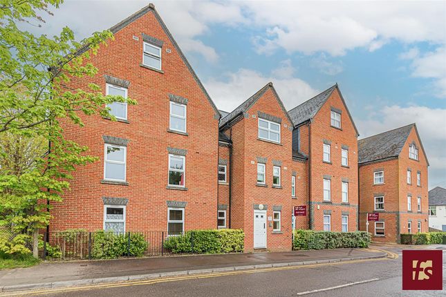 Flat for sale in Heath Hill Road South, Crowthorne