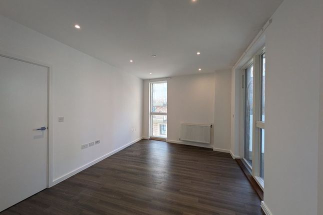 56 Blackburn Court, Bollo Lanee, London photo 3