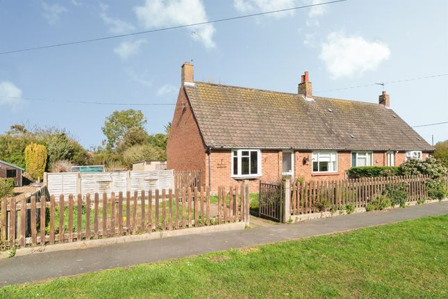 2-bed house on 16, Queens Close, Holt, £180,000