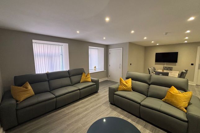 Room 4, Blackburn photo 5