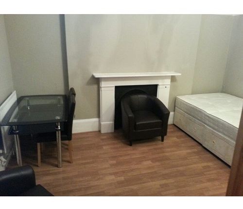 Room to rent in Holland Road, London