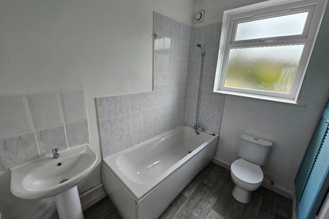 Terraced house to rent in Ashton Road, Oldham