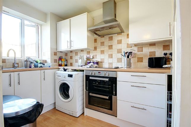 Thumbnail Flat to rent in Linwood Crescent, Enfield, Middlesex