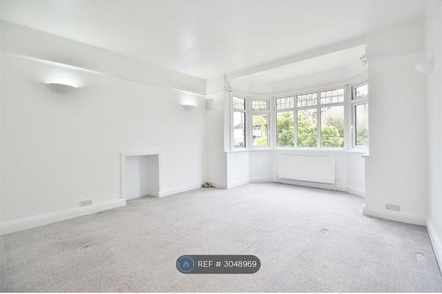 Flat, Kelvin Court Woodlands Grove, Isleworth photo 2