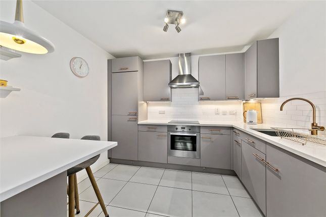 Flat to rent in Strand Drive, Richmond