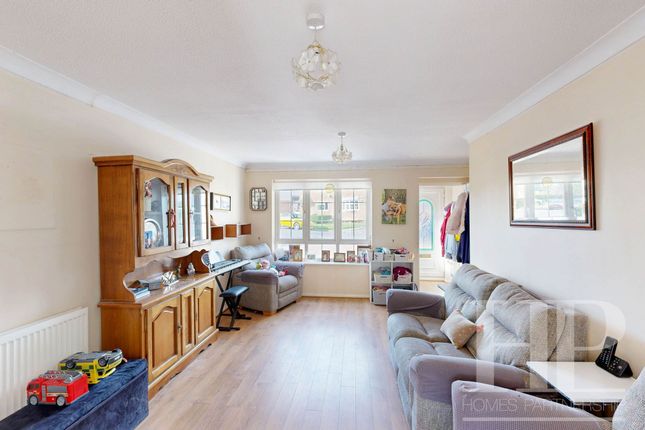 136 Heathfield, Crawley photo 2