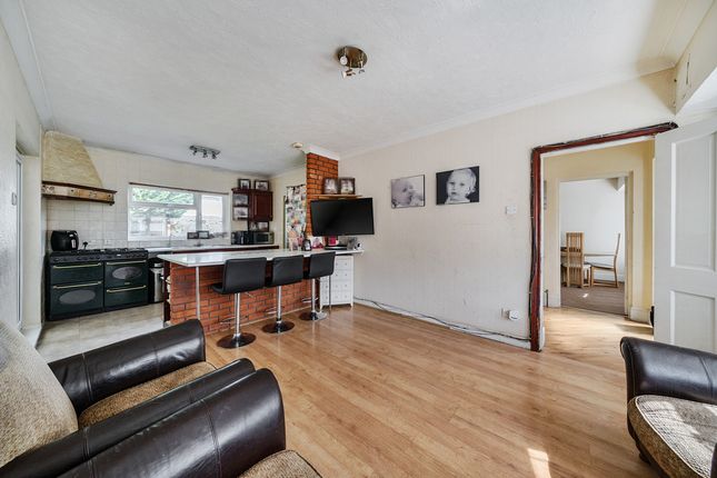 27, Greenwood Drive, Watford photo 2