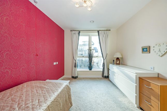 Flat to rent in South Parade, Southsea