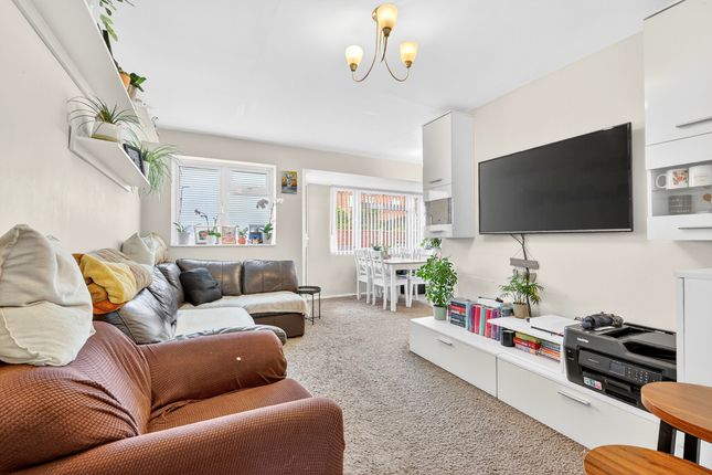 107, The Hatherley, Basildon photo 2