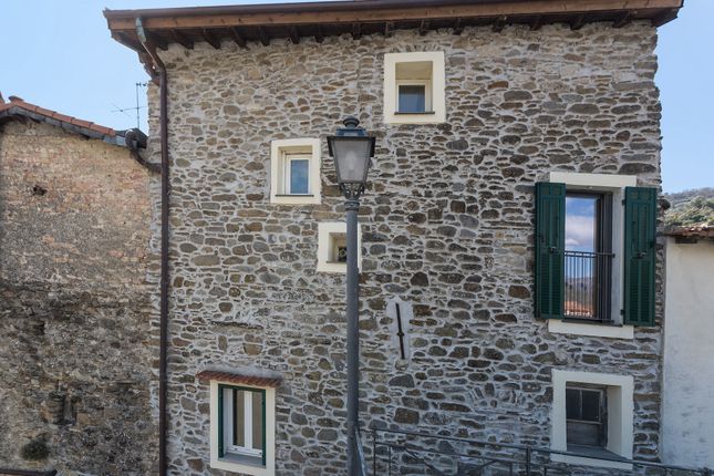 Town house for sale in Vicolo Molinari 18, Dolceacqua, Imperia, Liguria, Italy