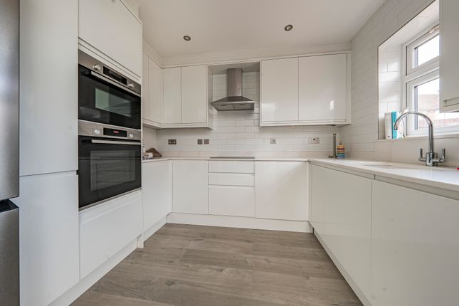 17, Peel Way, Hillingdon photo 2