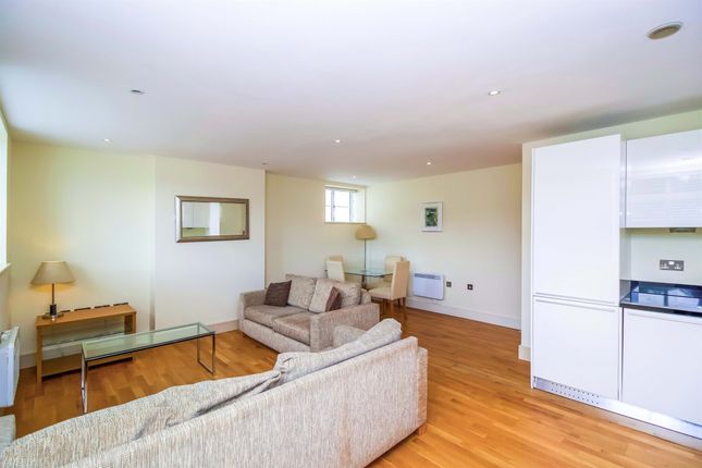 Flat to rent in Hayes Road, Sully, Penarth