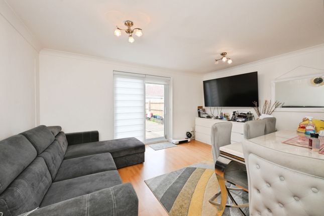 16, Barrass Close, Middlesex photo 2