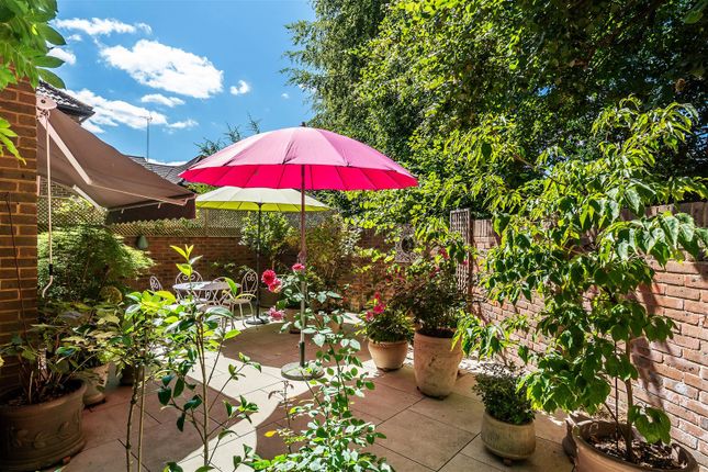 47, Beechwood Park, Leatherhead photo 2