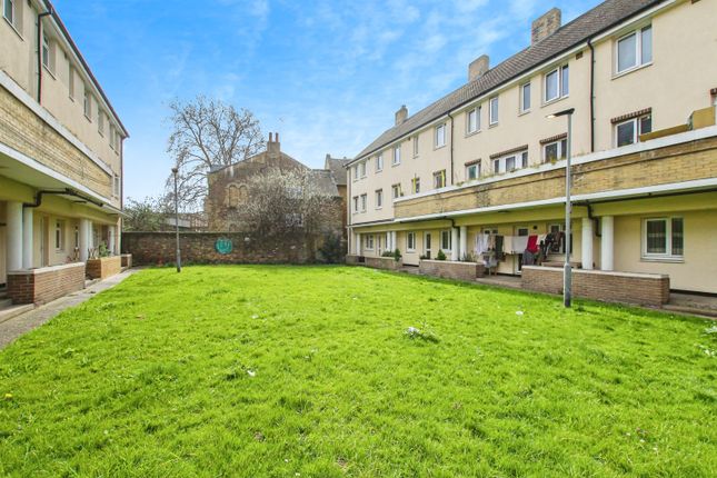 2, Gibson Close, London photo 3