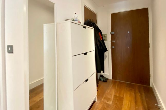 Flat to rent in Lincoln Plaza, London