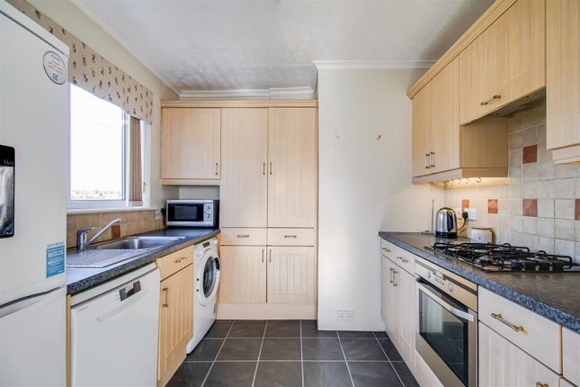 73, Hall Cliffe Crescent, Wakefield photo 2