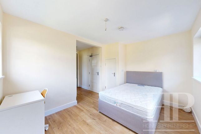 Room 2, 21 The Link, Crawley photo 2