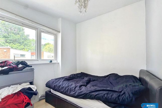 13 Arran Court, Cherry Close, London photo 3