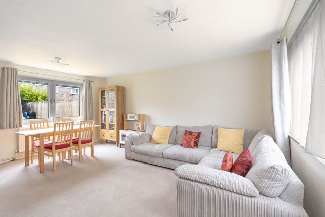 63 Magdalene Close, Cambridge photo 3
