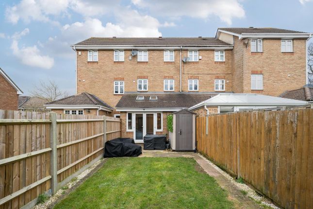 Town house to rent in Greystock Road, Warfield, Bracknell