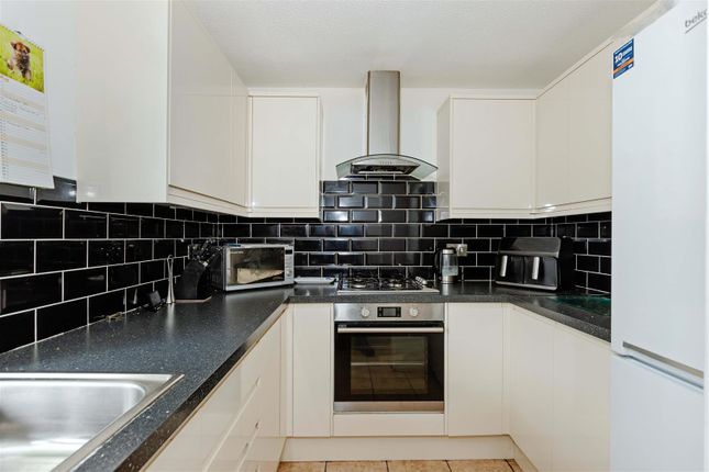 7, Lewis Court, Worthing photo 3