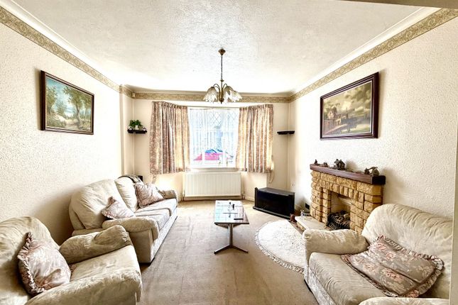 56, Cheshire Gardens, Chessington photo 2