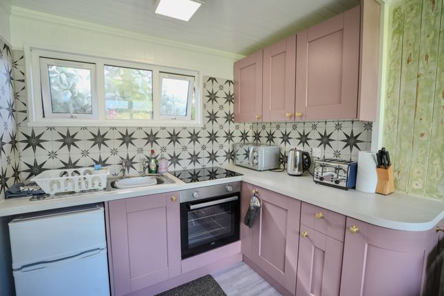 30 Kings Chalet Park, Overstrand Road, Cromer photo 2