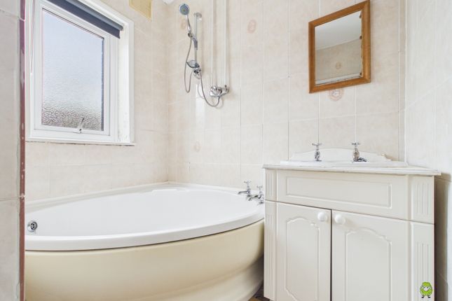 26, Leafy Oak Road, London photo 4