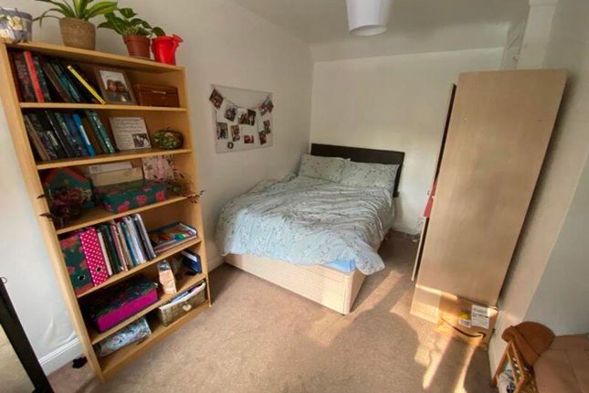 A Bright And Inviting Double Bedroom With Ample St...