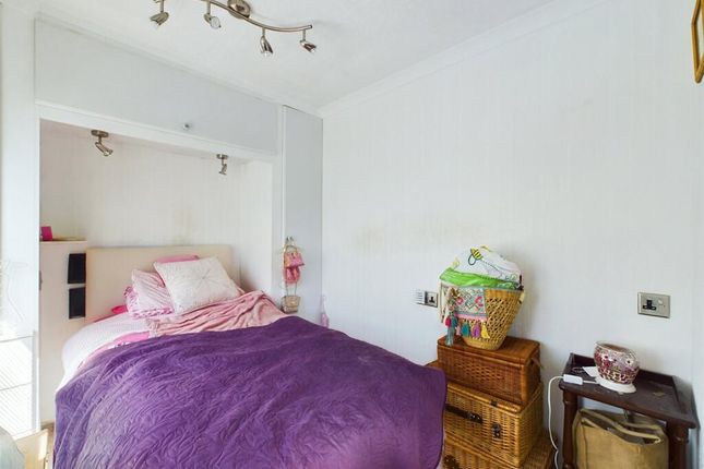 39, Staverton Park, Cheltenham photo 4
