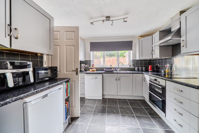 25, Tawny Grove, Alton photo 3