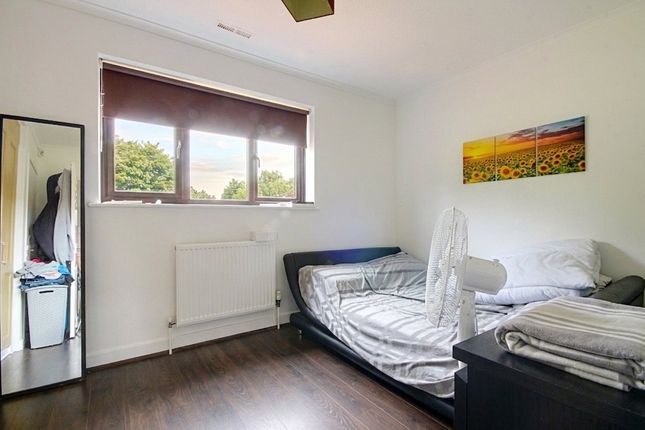 32, Spicersfield, Waltham Cross photo 4
