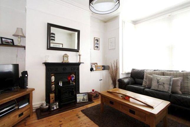 Flat A, 20, Lynton Avenue, UK photo 2