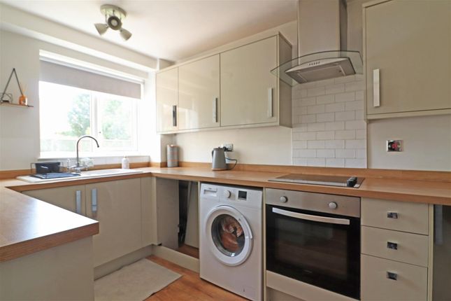 28, Holcon Court, Redhill photo 4
