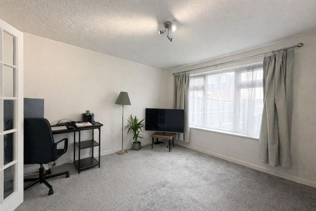 25, Withy Bush, Burgess Hill photo 2